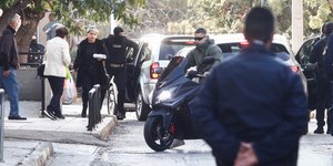 Υπο δρακόντεια μέτρα ασφαλείας στην Ευελπίδων ο 31χρονος για την έκρηξη βόμβας στους Αμπελόκηπους