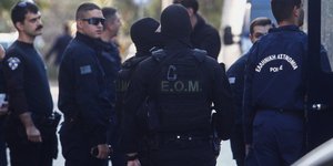 Από την μεταγωγή του 31χρονου στα δικαστήρια της Ευελπίδων για την έκρηξη στους Αμπελόκηπους