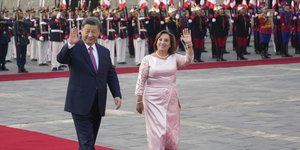 Ο πρόεδρος της Κίνας Σι Τζινπίνγκ και η πρόεδρος του Περού Ντίνα Μπολουάρτε