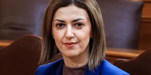 Ειρήνη Αγαπηδάκη με μπλε
