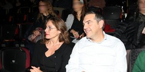 «Μετά το πάρτι»: Αλέξης Τσίπρας και Μπέττυ Μπαζιάνα σε μια σπάνια κοινή εμφάνιση στο θέατρο [εικόνες]