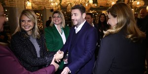 Ο Νίκος Ανδρουλάκης υποδέχεται βουλευτές και στελέχη του ΠΑΣΟΚ σε εστιατόριο στο Γουδί