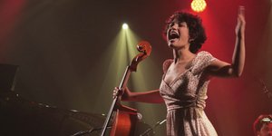 Κουβανή καλλιτέχνις Ana Carla Maza έρχεται για πρώτη φορά στην Ελλάδα, στο θέατρο Παλλάς