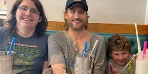 Ο 46χρονος δράστης (στο κέντρο) που σκότωσε τα δυο παιδιά του (δεξιά και αριστερά), την σύζυγό του και την πρώην σύντροφό του στην Μινεσότα