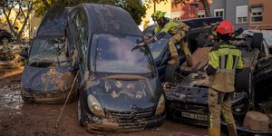 Αυτοκίνητα το ένα πάνω στο άλλο από τις φονικές πλημμύρες που έπληξαν την Βαλένθια