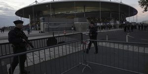 Αστυνομικοί έξω από το Σεντ Ντενί