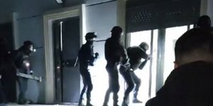 Εφοδος αστυνομικών σε σπίτι