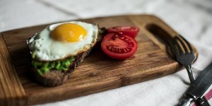 αυγά, τοστ, ντομάτα