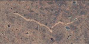 H μυστηριώδης λωρίδα στην έρημο της νότιας Αυστραλίας