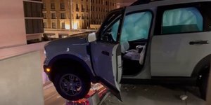 Το ΙΧ που κρεμόταν στο κενό