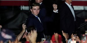 Ο Μπάρον Τραμπ σε προεκλογική ομιλία του πατέρα του τον Ιούλιο