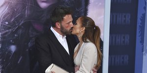 Μπεν Άφλεκ και Τζένιφερ Λόπεζ δίνουν ένα φιλί στο στόμα