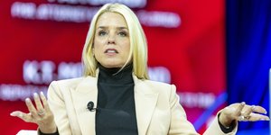 Παμ Μπόντι, η εκλεκτή του Ντόναλντ Τραμπ για το υπουργείο Δικαιοσύνης