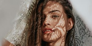 γυναίκα σε σκιά