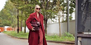 10 κομψά βουργουνδί φορέματα για να υιοθετήσετε το must-have χρώμα του χειμώνα