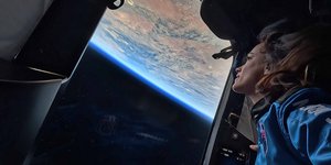 Η Εμιλι Καλαντρέλι χαζεύει τη Γη από το διάστημα