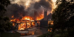 Πύρινες γλώσσες σαρώνουν περιοχές της Καλιφόρνια
