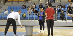 Κουβάς σε αγωνιστικό χώρο στο κλειστό των Χανίων