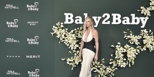 Σαρλίζ Θερόν με λευκό φόρεμα schiaparelli