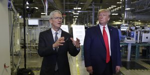 Ο Τιμ Κουκ και ο Ντόναλντ Τραμπ