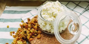 βαζάκι με cottage cheese και σταφίδες