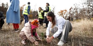 Η πρώτη αναδάσωση στο καμένο δάσος Δαδιάς στον Έβρο από μαθητές και φοιτητές, μετά τις πυρκαγιές του Αυγούστου του 2023