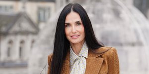 Η Ντέμι Μουρ με καφέ σακάκι και τζιν παντελόνι