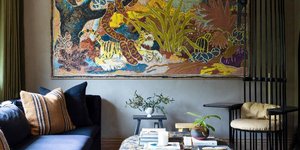 Σε έναν αχυρώνα στην Καλιφόρνια, ένα ζευγάρι σχεδιαστών δημιούργησε ένα άνετο και λειτουργικό διαμέρισμα