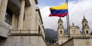 Σημαία της Κολομβίας έξω από δικαστήρια