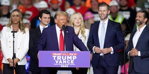 Ο Ντόναλντ Τραμπ με την οικογένειά του στην τελευταία του προεκλογική ομιλία πριν τις αμερικανικές εκλογές