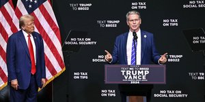 Ο Ντόναλντ Τραμπ με τον νέο υπουργό Οικονομικών, Σκοτ Μπέσεντ