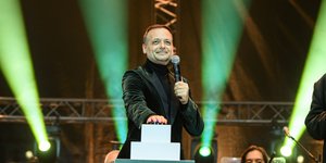 Ο Χάρης Δούκας πατάει το κουμπί για την φωταγώγηση του χριστουγεννιάτικου δέντρου