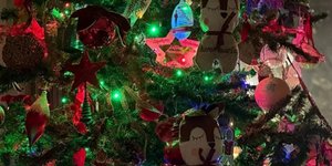 Ποια Ελληνίδα celebrity στόλισε πρώτη το χριστουγεννιάτικο δέντρο -Με έμπνευση από τα 90s 