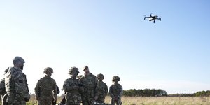 Drone πετά πάνω από στρατιωτες