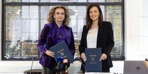 Η Πρόεδρος του ΕΒΕΑ, κυρία Σοφία Κουνενάκη Εφραίμογλου και η Διευθύνουσα Σύμβουλος της Attica Bank, κυρία Ελένη Βρεττού