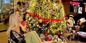 Σε χριστουγεννιάτικη διάθεση η Ελένη Μενεγάκη -Το εντυπωσιακό δέντρο που στόλισε στο σπίτι της