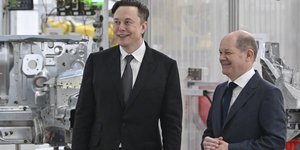 O δισεκατομμυριούχος επιχειρηματίας Έλον Μασκ και ο Γερμανός καγκελάριος Όλαφ Σολτς 