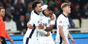 Οι παίκτες της Αγγλίας πανηγυρίζουν τη νίκη επί της Εθνικής μας στο ΟΑΚΑ /