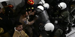 Επεισόδια μεταξύ εποχικών πυροσβεστών και αστυνομικών έξω από το υπουργείο Κλιματικής Κρίσης και Πολιτικής Προστασίας 