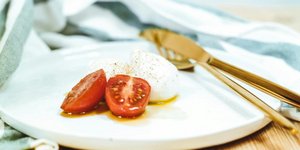 ντομάτα με αυγό σε πιάτο