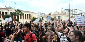 Φοιτητές, μαθητές, στα Προπύλαια