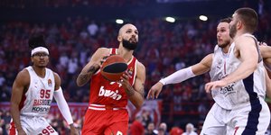 Ο Φουρνιέ ανάμεσα από παίκτες της Μπαρτσελόνα