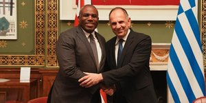 Ο Έλληνας ΥΠΕΞ Γιώργος Γεραπετρίτης με τον Βρετανό ομόλογό του, Ντέιβιντ Λάμι