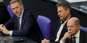 Ο Γερμανός καγκελάριος Όλαφ Σολτς, δεξιά, ο υπουργός Οικονομίας και Κλίματος Ρόμπερ Χάμπεκ και ο υπουργός Οικονομικών Κρίστιαν Λίντνερ, αριστερά