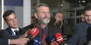 Ο Απόστολος Γκλέτσος μιλά στις κάμερες έξω από την ΕΡΤ