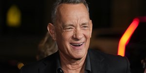 Τομ Χανκς μαυρο πουκαμισο