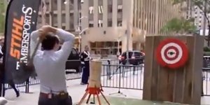 Ο Πιτ Χέγκσεθ σημαδεύει στόχο με τσεκούρι