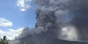 Το ηφαίστειο Lewotobi Laki-Laki στην Ινδονησία 