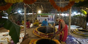 Κάτοικοι στο χωριό του παππού της Κάμαλα Χάρις στη νότια Ινδία ετοιμάζονται να προσευχηθούν για τη Δημοκρατική υποψήφια