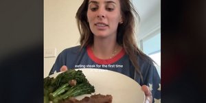 H αντίδραση μιας influencer όταν τρώει κρέας για πρώτη φορά μετά από 12 χρόνια/Φωτογραφία: TikTok/itsnavysworld